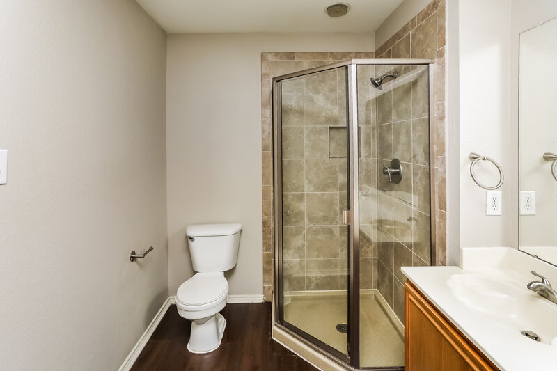 2,293/Mo, 821 Ragland Dr Cedar Hill, TX 75104 Main Bathroom View