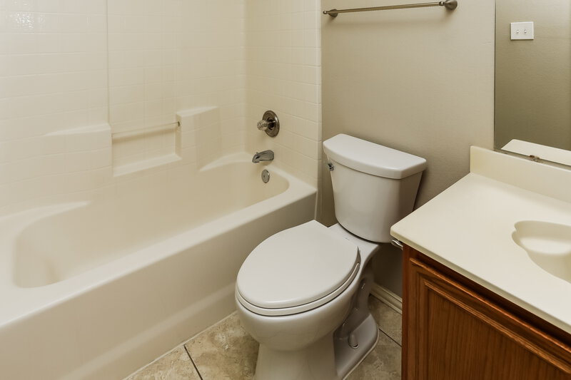 2,293/Mo, 821 Ragland Dr Cedar Hill, TX 75104 Bathroom View