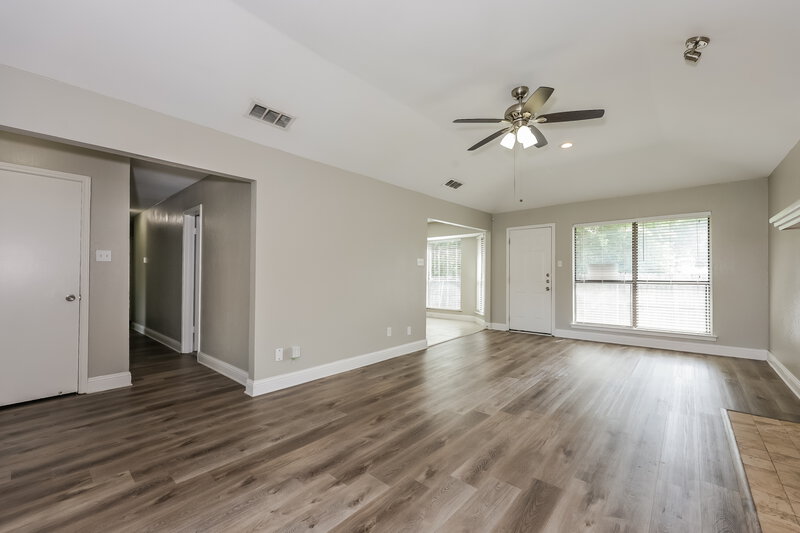 1,960/Mo, 7051 South Meadow Drive E Fort Worth, TX 76133 Living Room View 2