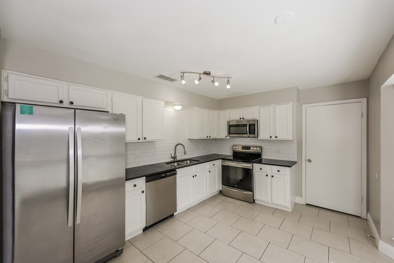 1,960/Mo, 7051 South Meadow Drive E Fort Worth, TX 76133 Kitchen View
