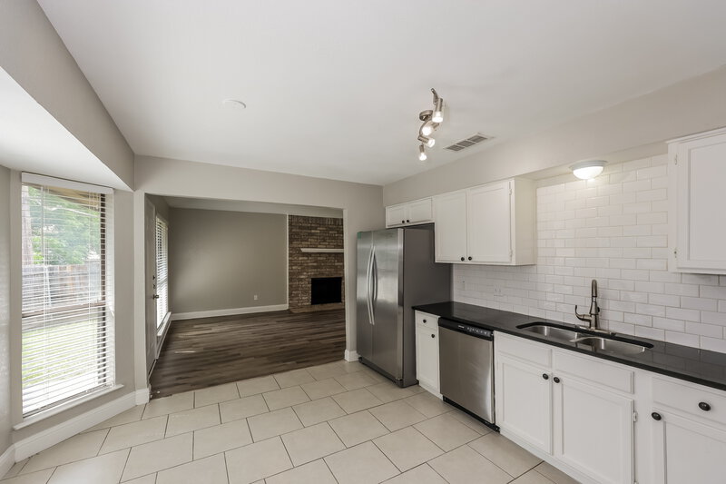 1,960/Mo, 7051 South Meadow Drive E Fort Worth, TX 76133 Kitchen View 2