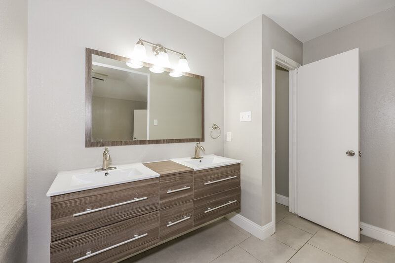 1,960/Mo, 7051 South Meadow Drive E Fort Worth, TX 76133 Main Bathroom View