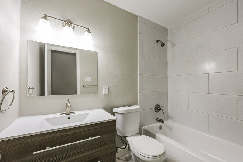 1,960/Mo, 7051 South Meadow Drive E Fort Worth, TX 76133 Bathroom View