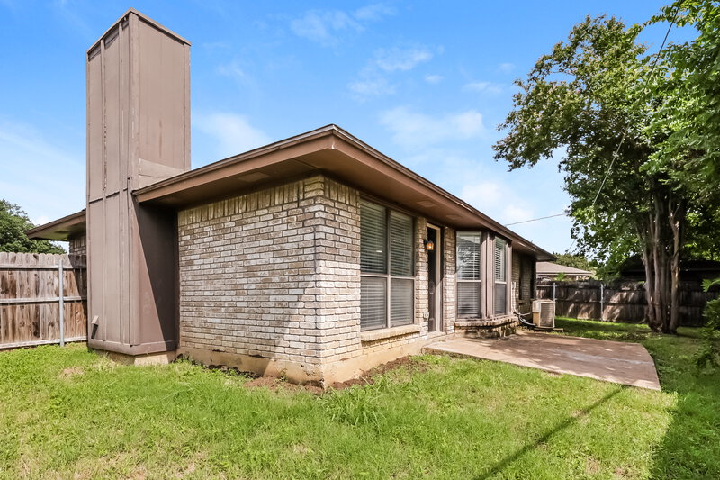 1,960/Mo, 7051 South Meadow Drive E Fort Worth, TX 76133 Rear View