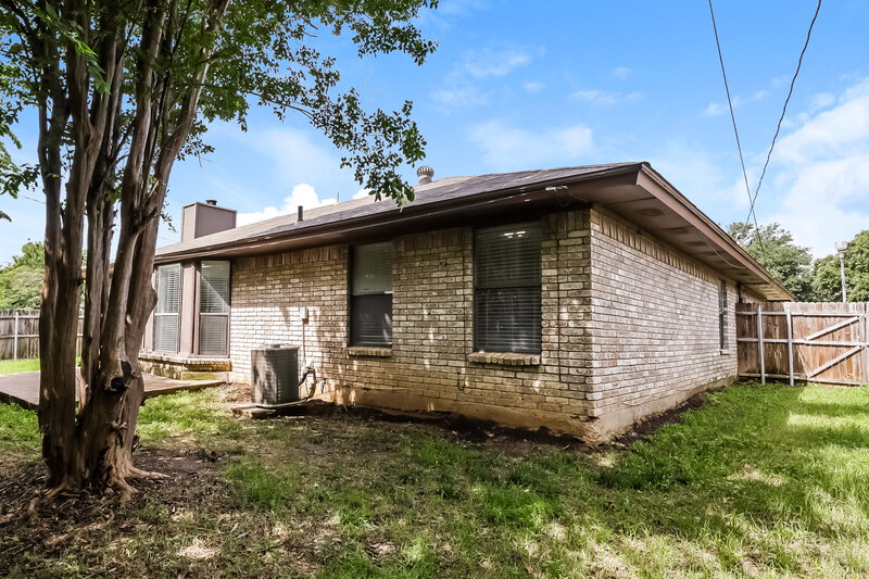 1,960/Mo, 7051 South Meadow Drive E Fort Worth, TX 76133 Rear View 2