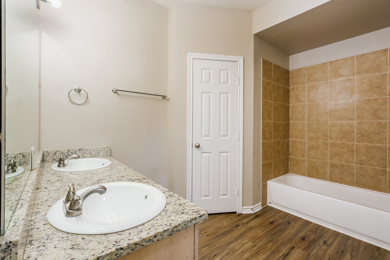 2,640/Mo, 1808 Alanbrooke Fort Worth, TX 76140 Main Bathroom View