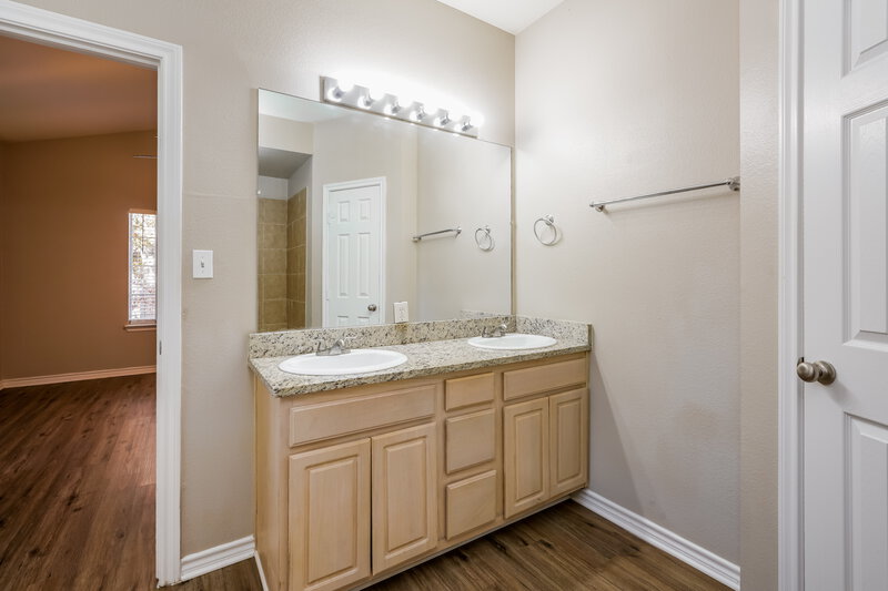 2,640/Mo, 1808 Alanbrooke Fort Worth, TX 76140 Main Bathroom View 2