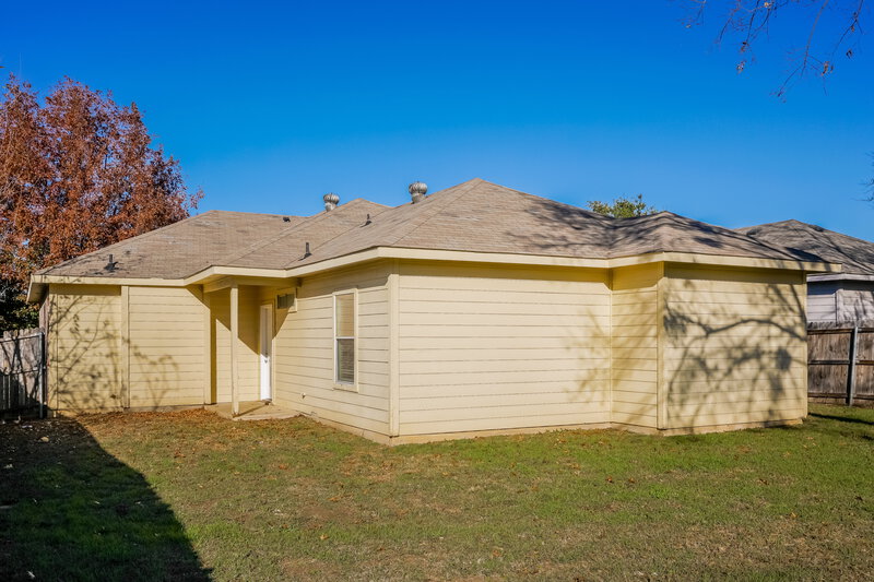 2,640/Mo, 1808 Alanbrooke Fort Worth, TX 76140 Rear View