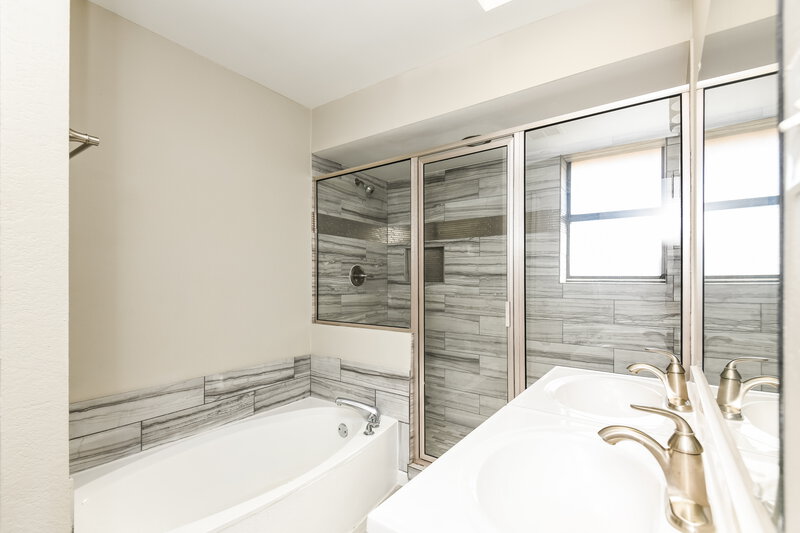 2,445/Mo, 3721 Ashley Ln Fort Worth, TX 76123 Main Bathroom View