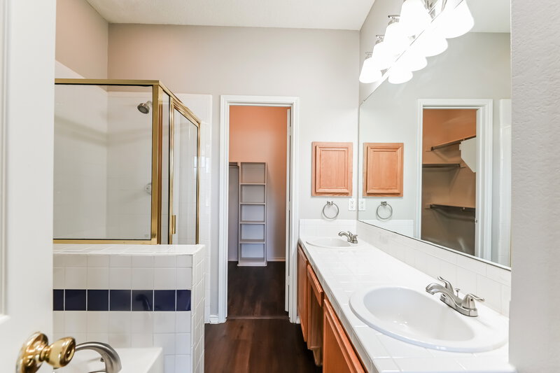 1,950/Mo, 1428 Savannah St Mesquite, TX 75149 Main Bathroom View