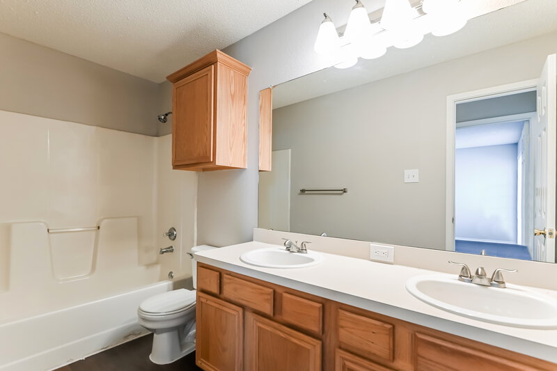 1,950/Mo, 1428 Savannah St Mesquite, TX 75149 Bathroom View