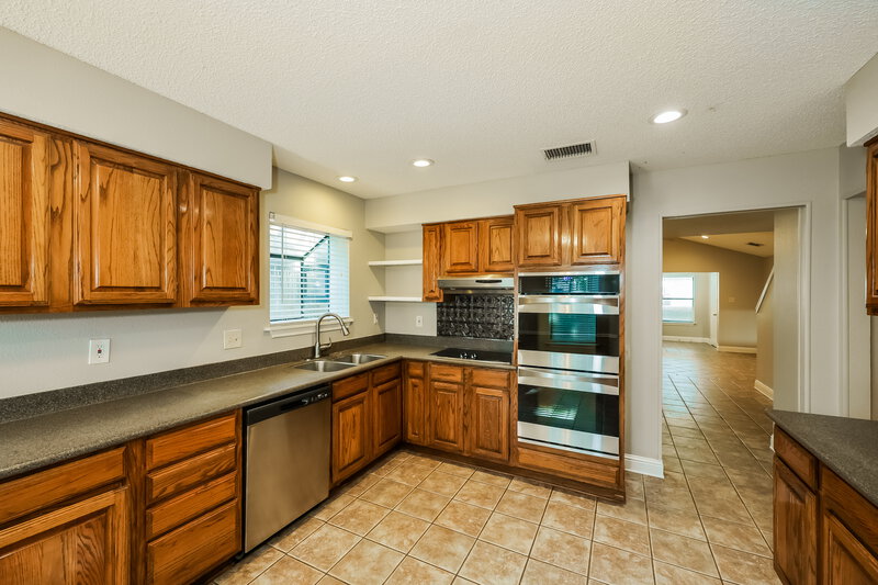 2,325/Mo, 3907 Wentworth Drive Arlington, TX 76001 Kitchen View 2