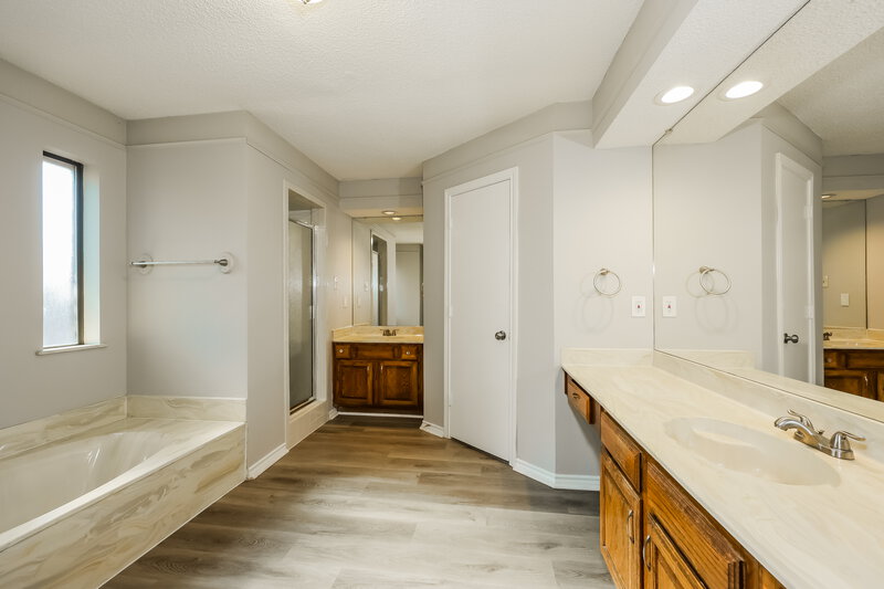 2,325/Mo, 3907 Wentworth Drive Arlington, TX 76001 Main Bathroom View