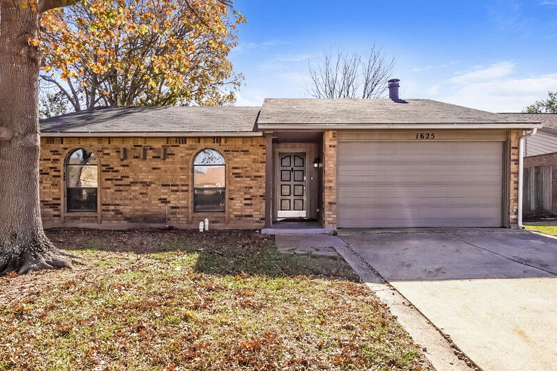 2,145/Mo, 1625 Clark Trl Grand Prairie, TX 75052 External View