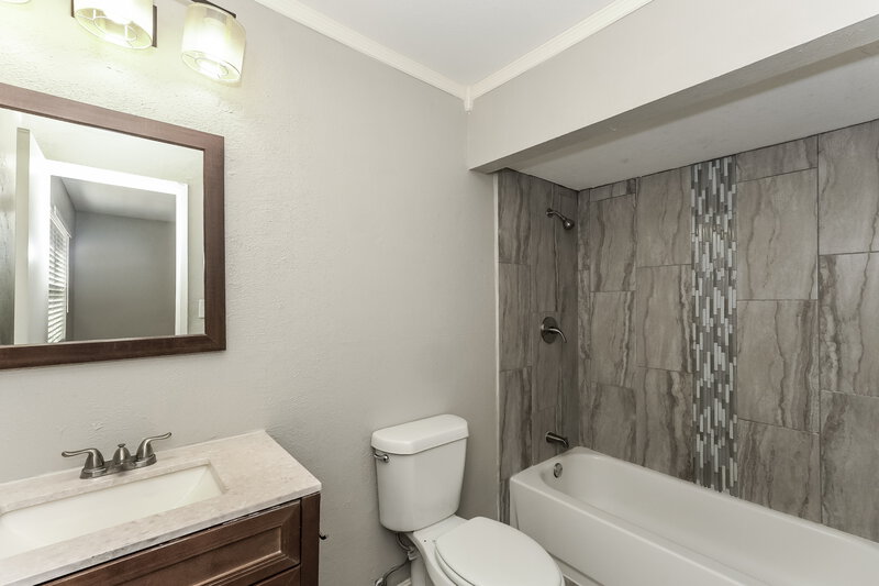 2,145/Mo, 1625 Clark Trl Grand Prairie, TX 75052 Main Bathroom View