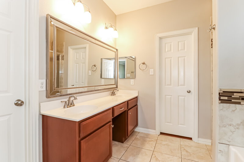 2,495/Mo, 319 W Little Creek Road Cedar Hill, TX 75104 Main Bathroom View 2