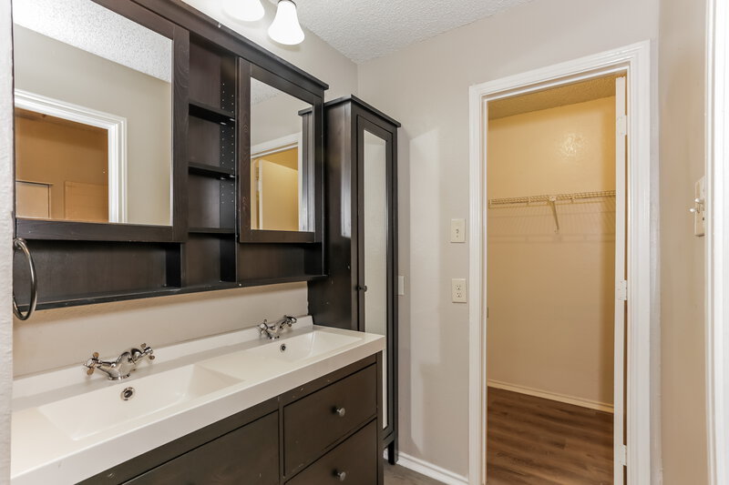 1,685/Mo, 1144 Hemlock Dr Desoto, TX 75115 Main Bathroom View