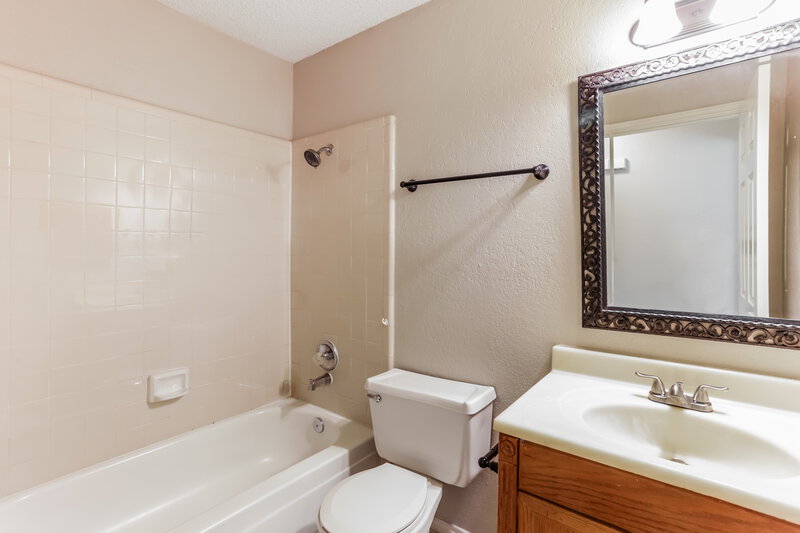 1,685/Mo, 1144 Hemlock Dr Desoto, TX 75115 Bathroom View