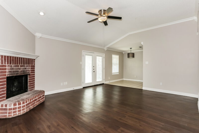 1,890/Mo, 902 Beaufort Court Arlington, TX 76018 Living Room View 2