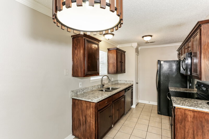 1,890/Mo, 902 Beaufort Court Arlington, TX 76018 Kitchen View 3