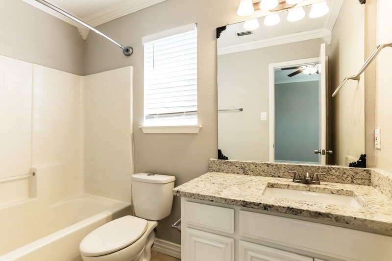 1,890/Mo, 902 Beaufort Court Arlington, TX 76018 Main Bathroom View