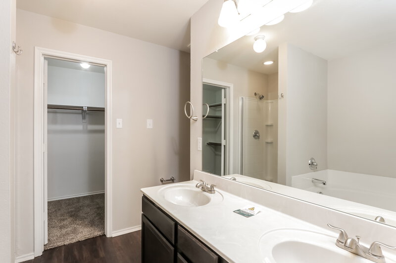 2,025/Mo, 302 Shadow Bend Circle Red Oak, TX 75154 Main Bathroom View