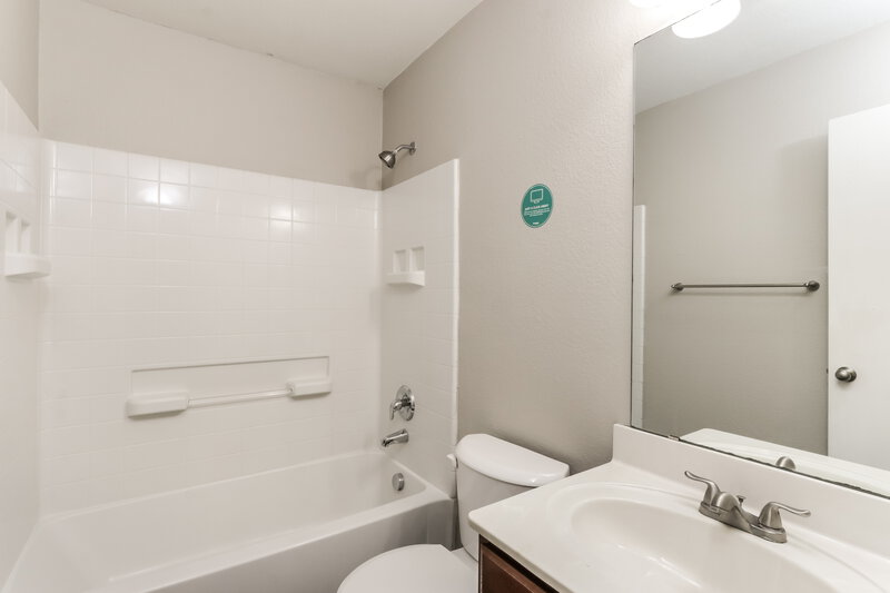 2,025/Mo, 302 Shadow Bend Circle Red Oak, TX 75154 Bathroom View