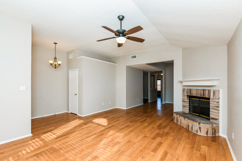 1,850/Mo, 10408 Morning Dew St Fort Worth, TX 76108 Living Room View 2