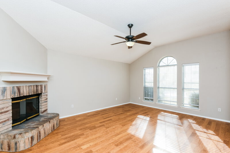 1,850/Mo, 10408 Morning Dew St Fort Worth, TX 76108 Living Room View 3
