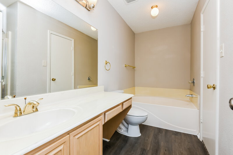 1,850/Mo, 10408 Morning Dew St Fort Worth, TX 76108 Main Bathroom View