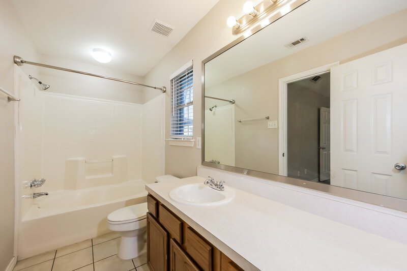 1,990/Mo, 1232 Clay Ln Seagoville, TX 75159 Main Bathroom View