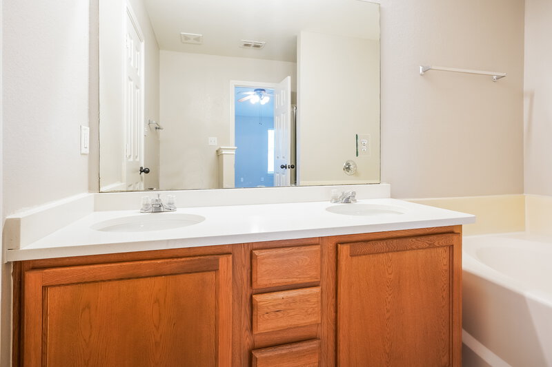2,680/Mo, 1345 Meadowbrook Lane Crowley, TX 76036 Bathroom View