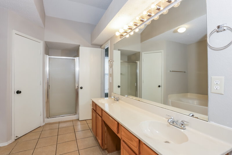 2,025/Mo, 401 Meadow St. Saginaw, TX 76179 Main Bathroom View