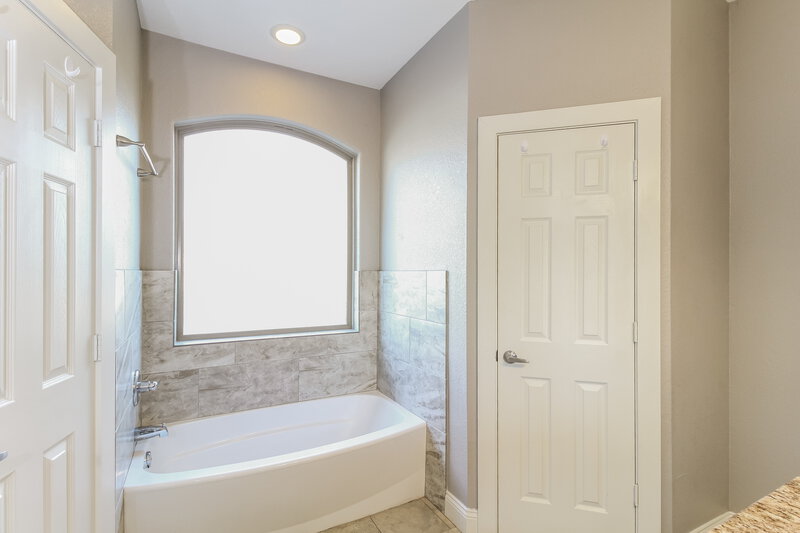 2,235/Mo, 1219 Saturn Drive Cedar Hill, TX 75104 Main Bathroom View