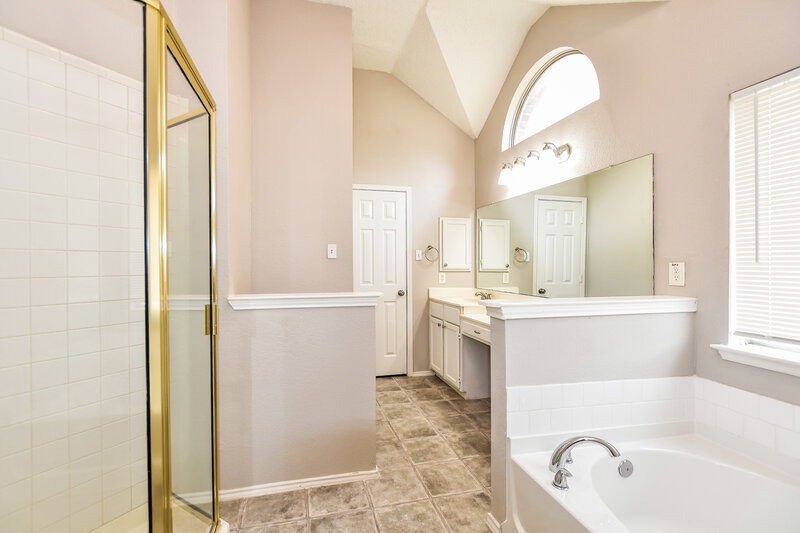 2,130/Mo, 1213 Clear Creek Dr Mesquite, TX 75181 Main Bathroom View