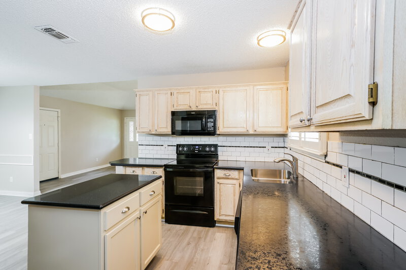 2,200/Mo, 920 Tennessee Trail Arlington, TX 76017 Kitchen View 2