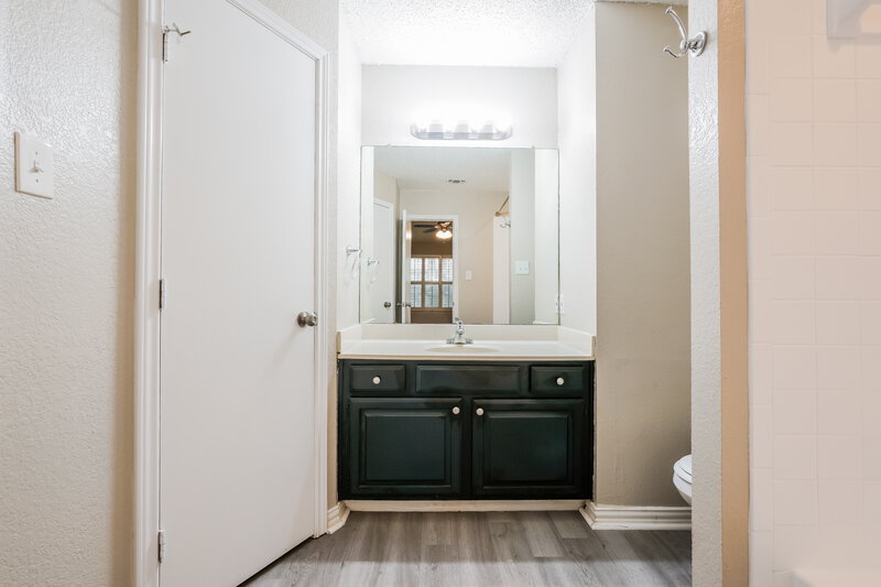2,200/Mo, 920 Tennessee Trail Arlington, TX 76017 Main Bathroom View
