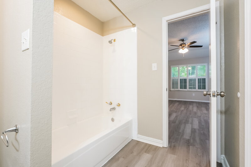 2,200/Mo, 920 Tennessee Trail Arlington, TX 76017 Main Bathroom View