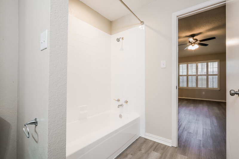 2,200/Mo, 920 Tennessee Trail Arlington, TX 76017 Main Bathroom View 2