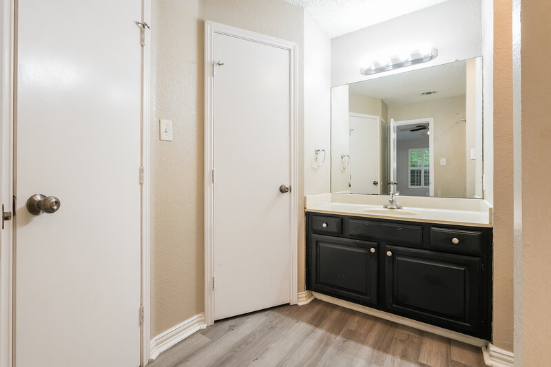 2,200/Mo, 920 Tennessee Trail Arlington, TX 76017 Main Bathroom View 2