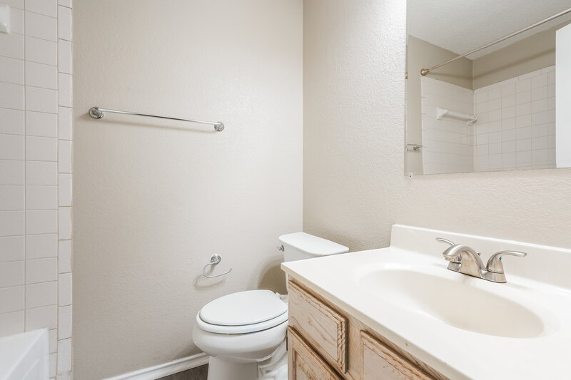 2,200/Mo, 920 Tennessee Trail Arlington, TX 76017 Bathroom View