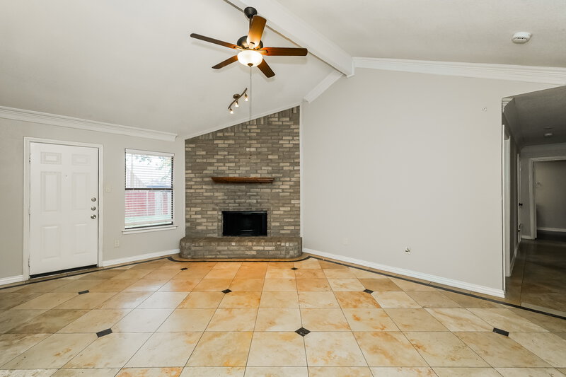 0/Mo, 3400 Meadowmoor St. Fort Worth, TX 76133 Living Room View 2