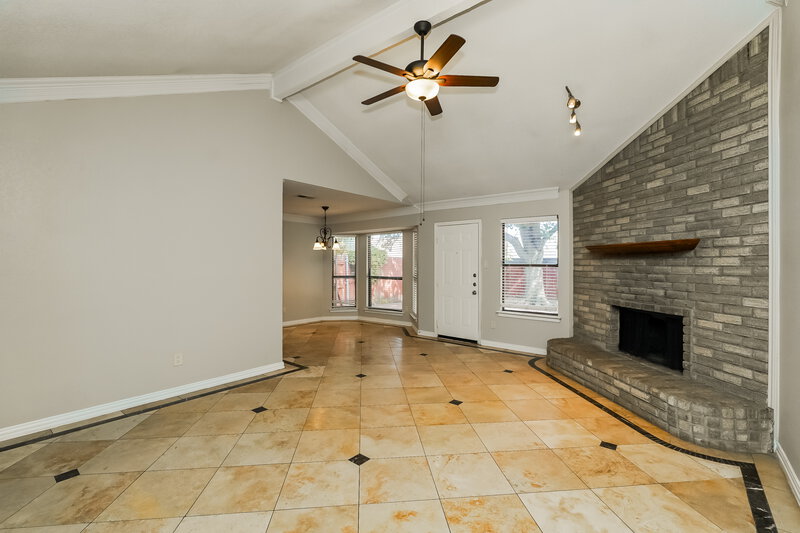0/Mo, 3400 Meadowmoor St. Fort Worth, TX 76133 Living Room View 3