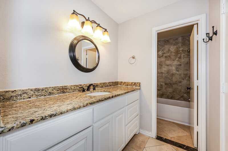 2,090/Mo, 3400 Meadowmoor St. Fort Worth, TX 76133 Main Bathroom View
