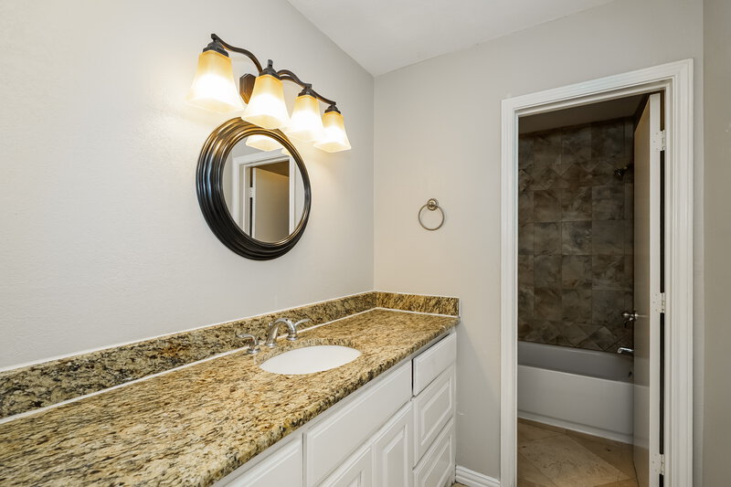 0/Mo, 3400 Meadowmoor St. Fort Worth, TX 76133 Main Bathroom View