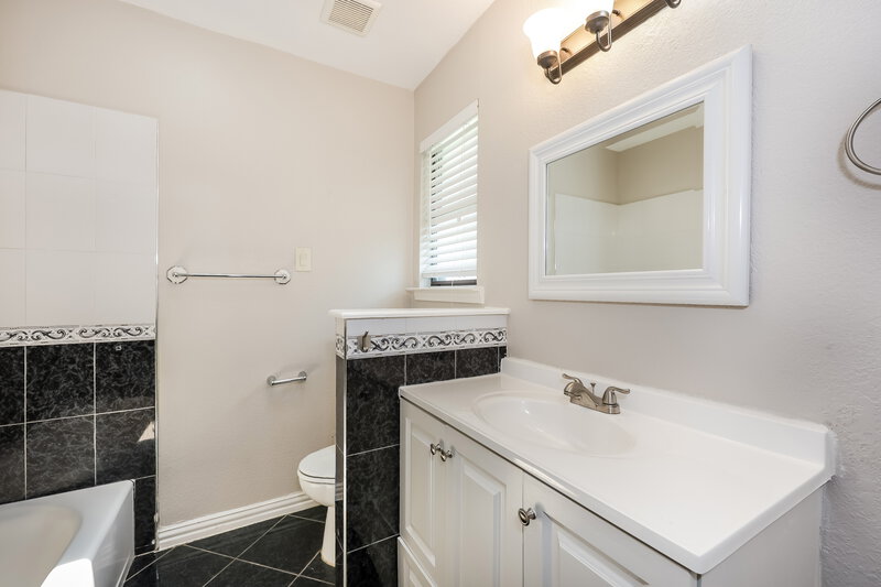 2,090/Mo, 3400 Meadowmoor St. Fort Worth, TX 76133 Bathroom View