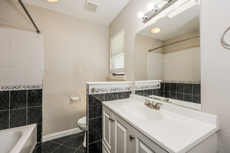 1,750/Mo, 3400 Meadowmoor St. Fort Worth, TX 76133 Bathroom View