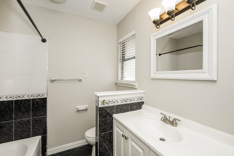 0/Mo, 3400 Meadowmoor St. Fort Worth, TX 76133 Bathroom View