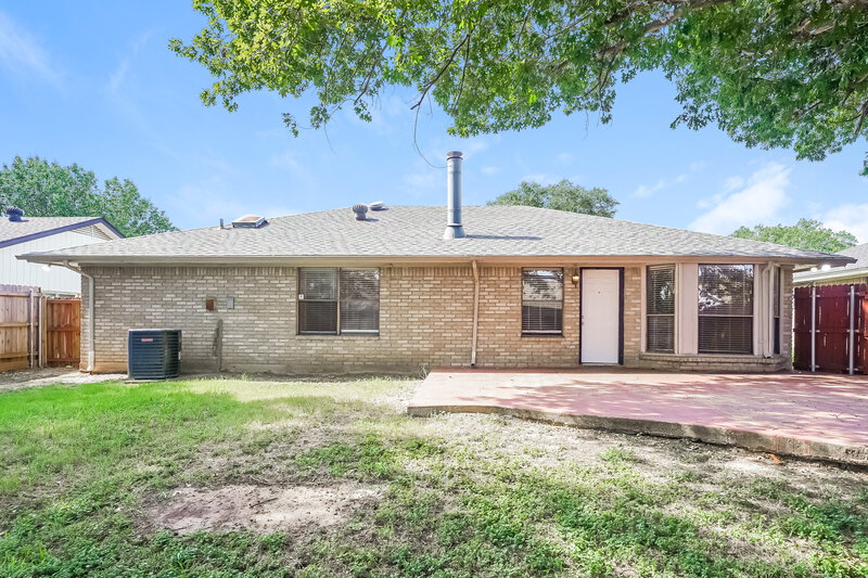 0/Mo, 3400 Meadowmoor St. Fort Worth, TX 76133 Rear View