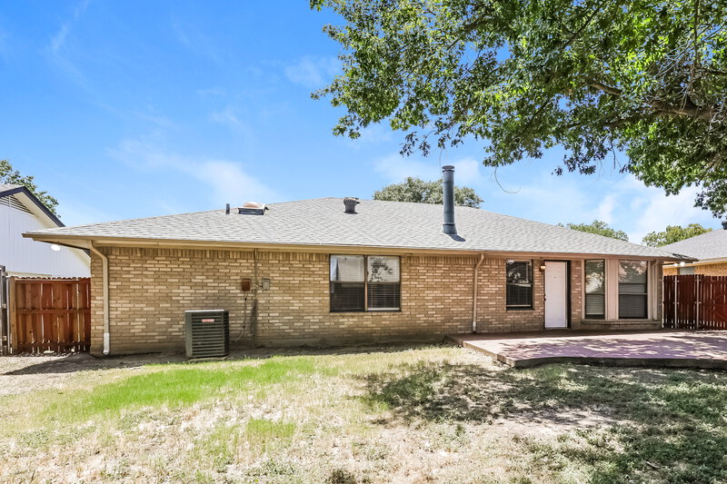 1,750/Mo, 3400 Meadowmoor St. Fort Worth, TX 76133 Rear View 2